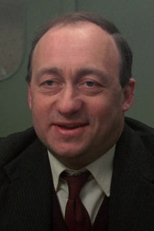 Ken Jones interpretando a Harry Naughton