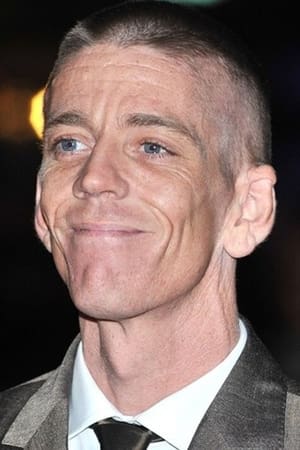 Lee Oakes interpretando a Dean Saunders