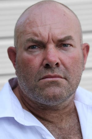 Lee Tuson interpretando a Logan