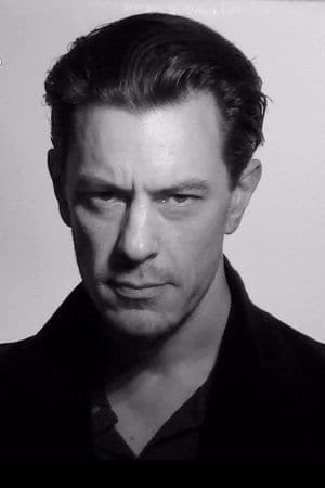 Leon van Waas interpretando a Roland Smith