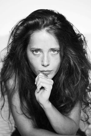 Lola Dubus interpretando a 