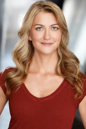 Maggie Rowe interpretando a Lucy