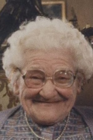 Marthe Jarnias interpretando a La Vieille Dame Sous les Plumes (uncredited)