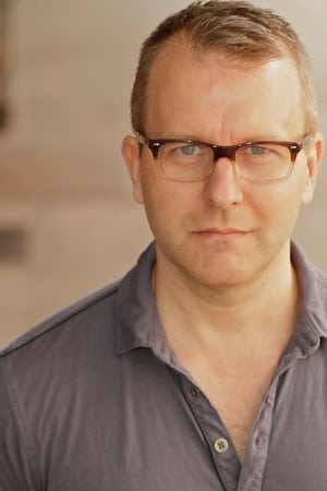 Nat DeWolf interpretando a Tate Kelly