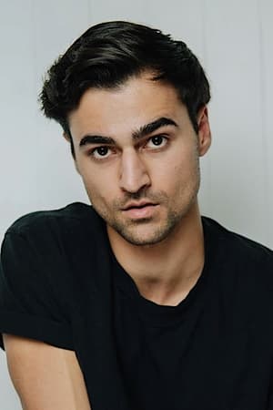 Noah Paul interpretando a Bruce