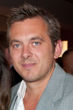 Nolan Hemmings interpretando a Captain Powers