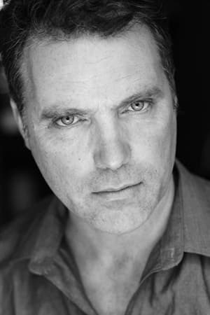 Pádraig Lynch interpretando a Officer