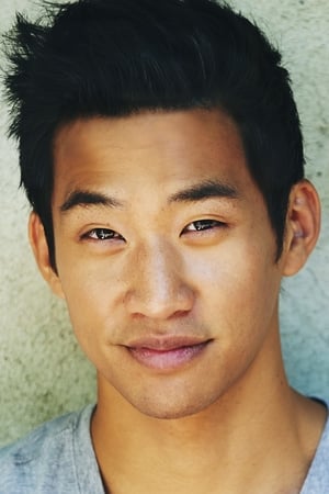 Patrick Kwok-Choon interpretando a Dan