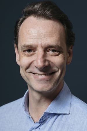 Peter Seaton-Clark interpretando a Salesman