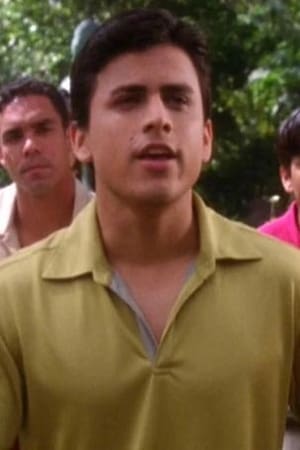 Ricky Luna interpretando a Carlos