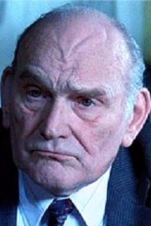 Roy Cooper interpretando a Magistrate