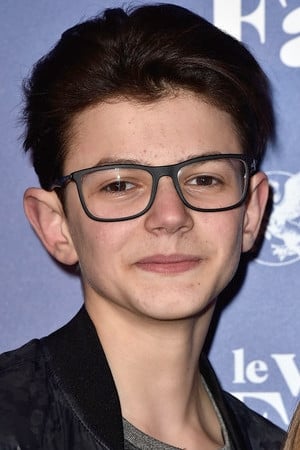 Ryan Brodie interpretando a Benjamin