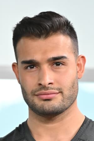 Sam Asghari interpretando a Senior Agent Ash
