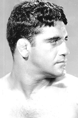 Sammy Stein interpretando a Henchman Gus Logan