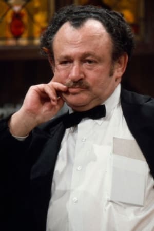 Shimen Ruskin interpretando a Guzzo