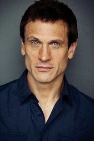 Simon Merrells interpretando a Jonathan Tilton Scofield
