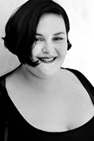 Sissi Petropoulou interpretando a Secretary