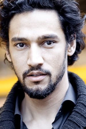 Stany Coppet interpretando a Police Officer 1