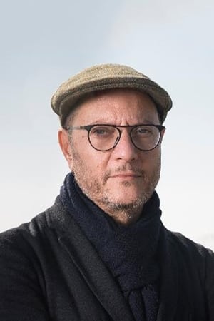 Steve Krikris interpretando a Barman