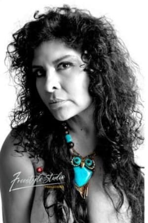 Sylvia Majo interpretando a Jesusa