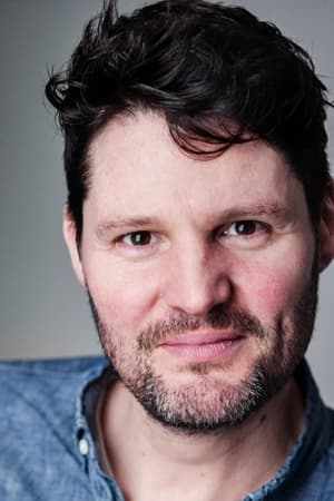 Theo Fraser Steele interpretando a