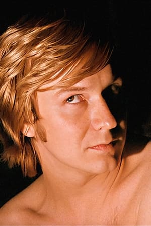 Tyde Kierney interpretando a Reporter