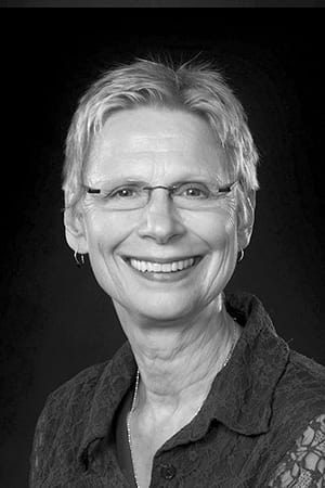 Virginia Smith interpretando a Doris Jenkins