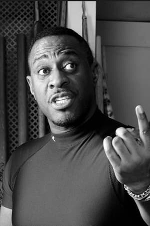 Winston Ellis interpretando a Mr. Drakelow