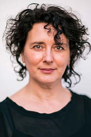 Yolanda Vazquez interpretando a Nicole Drouilly