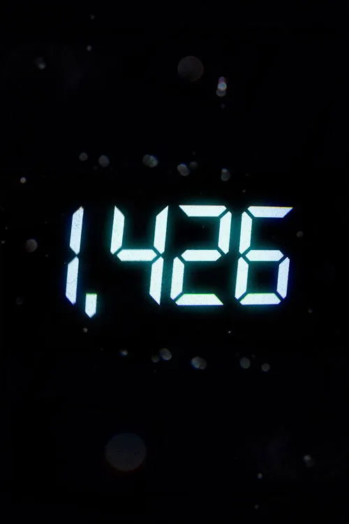 Amit Gizbar interpreta a News Reporter en 1,426