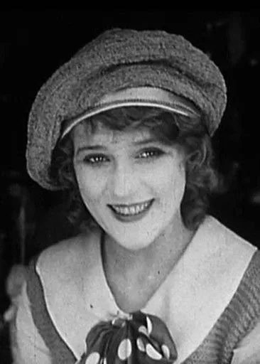 Loretta Blake interpreta a Tillie en 100% American