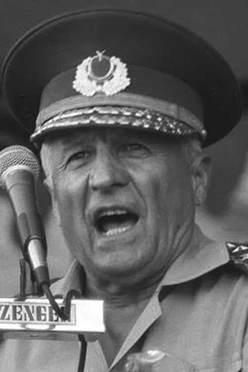 Kenan Evren interpreta a Self en 12 Eylül: Darbe Günlüğü