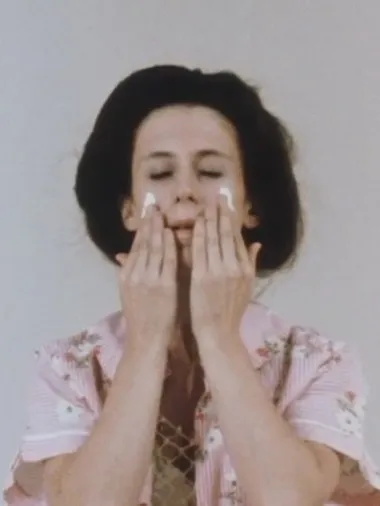 Meredith Monk interpreta a Herself en 16 Millimeter Earrings