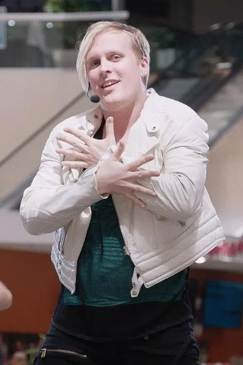 Kate Berlant interpreta a en 555: Pop