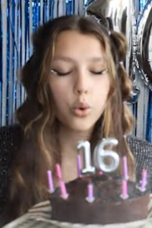 Carolina Lopes interpreta a Bella en 87