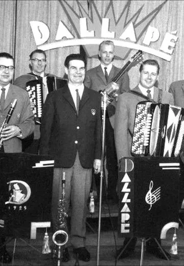 Pauli Granfelt interpreta a en A.Aimo & Dallapé Orchestra