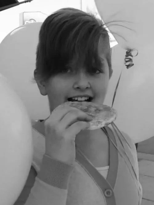 Nina Smith interpreta a Hockey Mom en A Baker's Dozen