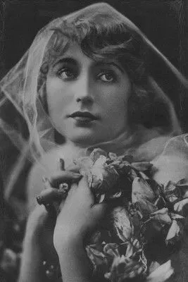 Mollie King interpreta a en A Circus Romance