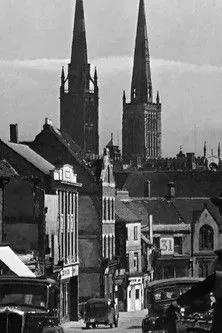 James McKechnie interpreta a Commentator en A City Reborn