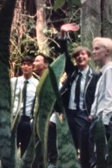 Anaël Snoek interpreta a Herself en À côté du volcan