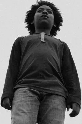 James Udom interpreta a en A Drop of Sun Under the Earth