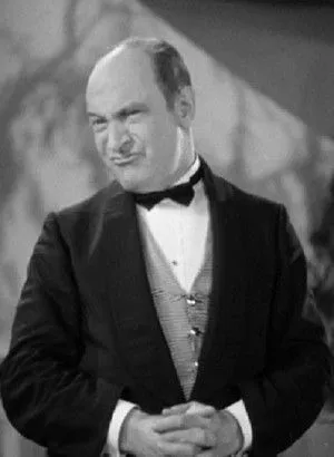 Wallace Evennett interpreta a Magnus Pomeroy en A Gentleman's Gentleman