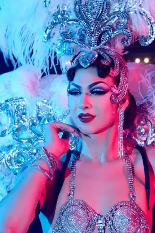 Violet Chachki interpreta a Self en A Lot More Me