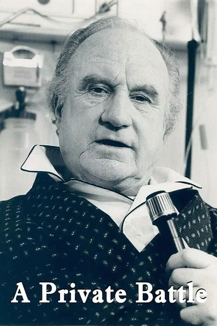 Jack Warden interpreta a Cornelius Ryan en A Private Battle