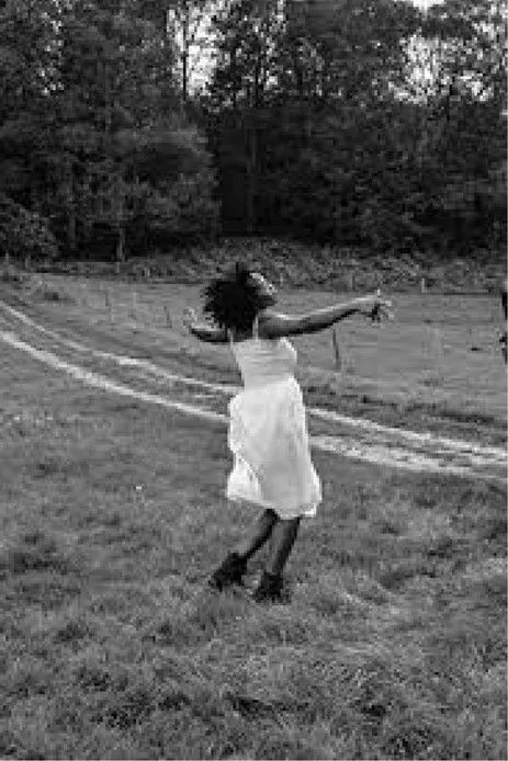 Susan Wokoma interpreta a Narrator en A Response to Your Message