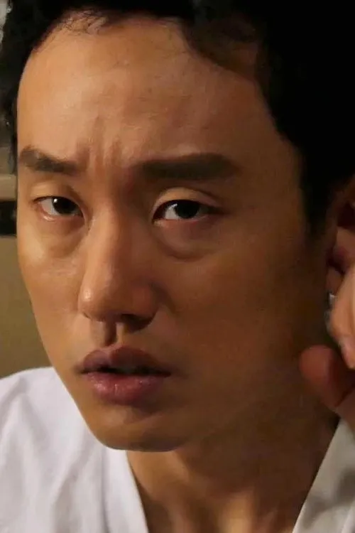 Kim Gyeong-ryong interpreta a General Manager en A Ringing in the Ears