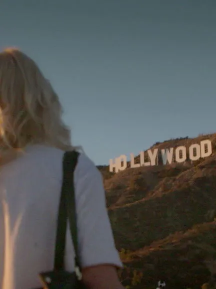 Chloe Farnworth interpreta a Herself en A Song of an Unknown Actress