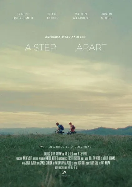 Caitlin O'Farrell interpreta a Julie en A Step Apart