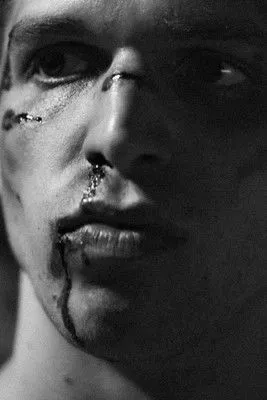 Csaba Debreczeny interpreta a Fonök en A Telep Királya