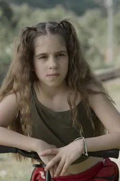 Miha Košec interpreta a Sin en A ti mene vidiš?